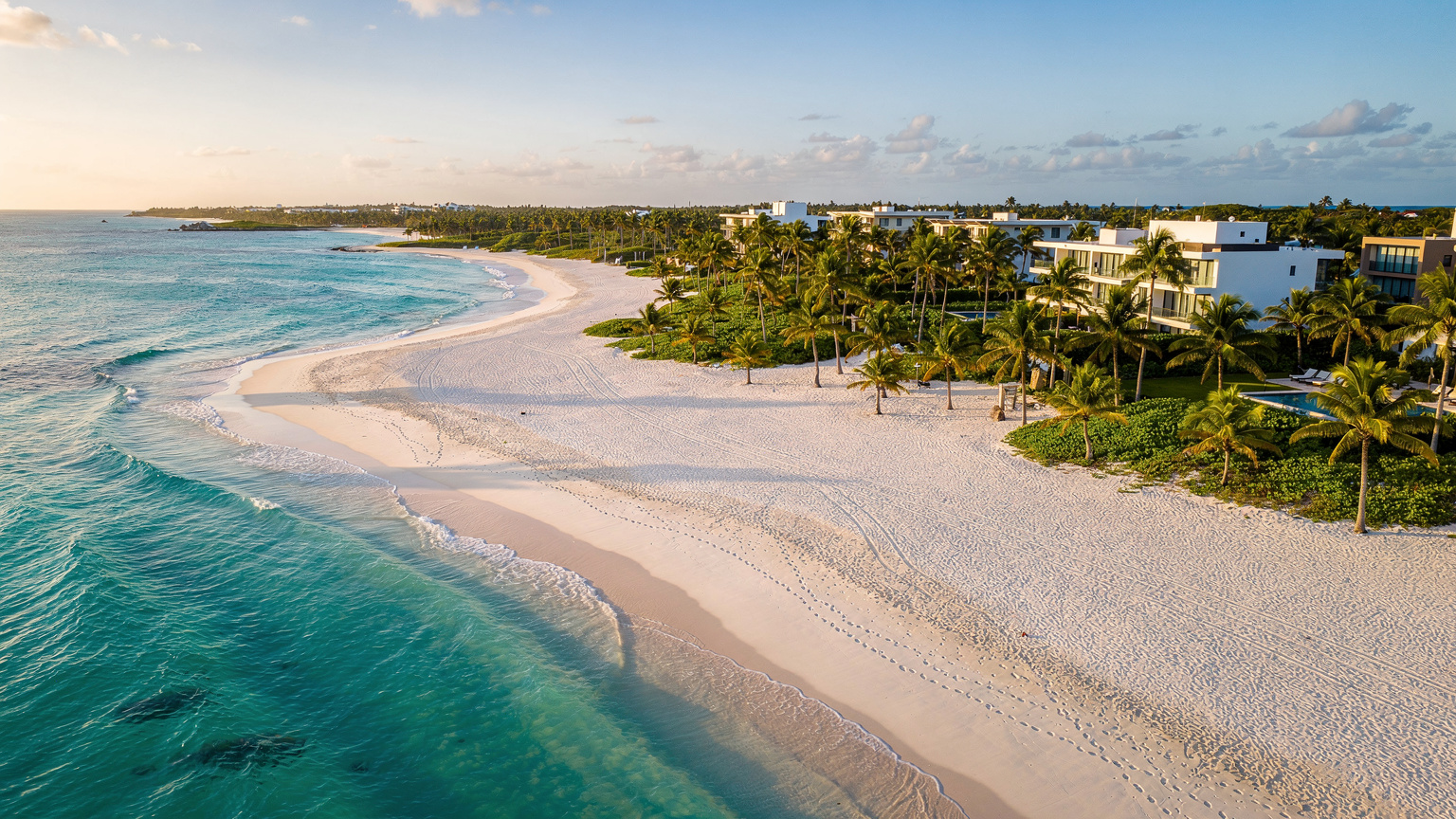 Vista aérea de la costa de Punta Cana con luz de la mañana