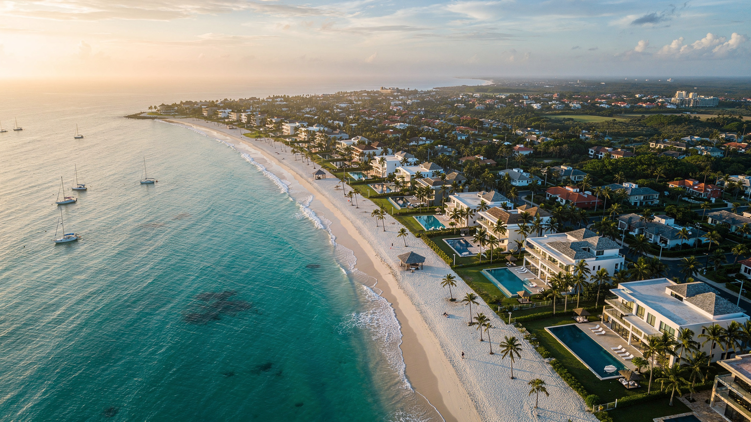 Vista aérea de la costa de Punta Cana con luz de amanecer